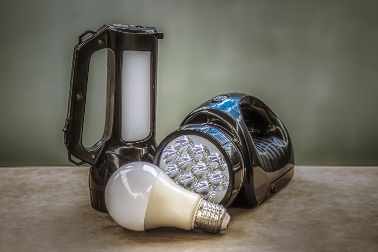 Flood vs. Throw Flashlights: Which Beam Fits the Task?