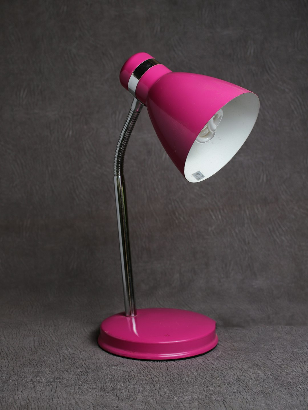 Desk Lamps That Stay in Position Through Long Workdays